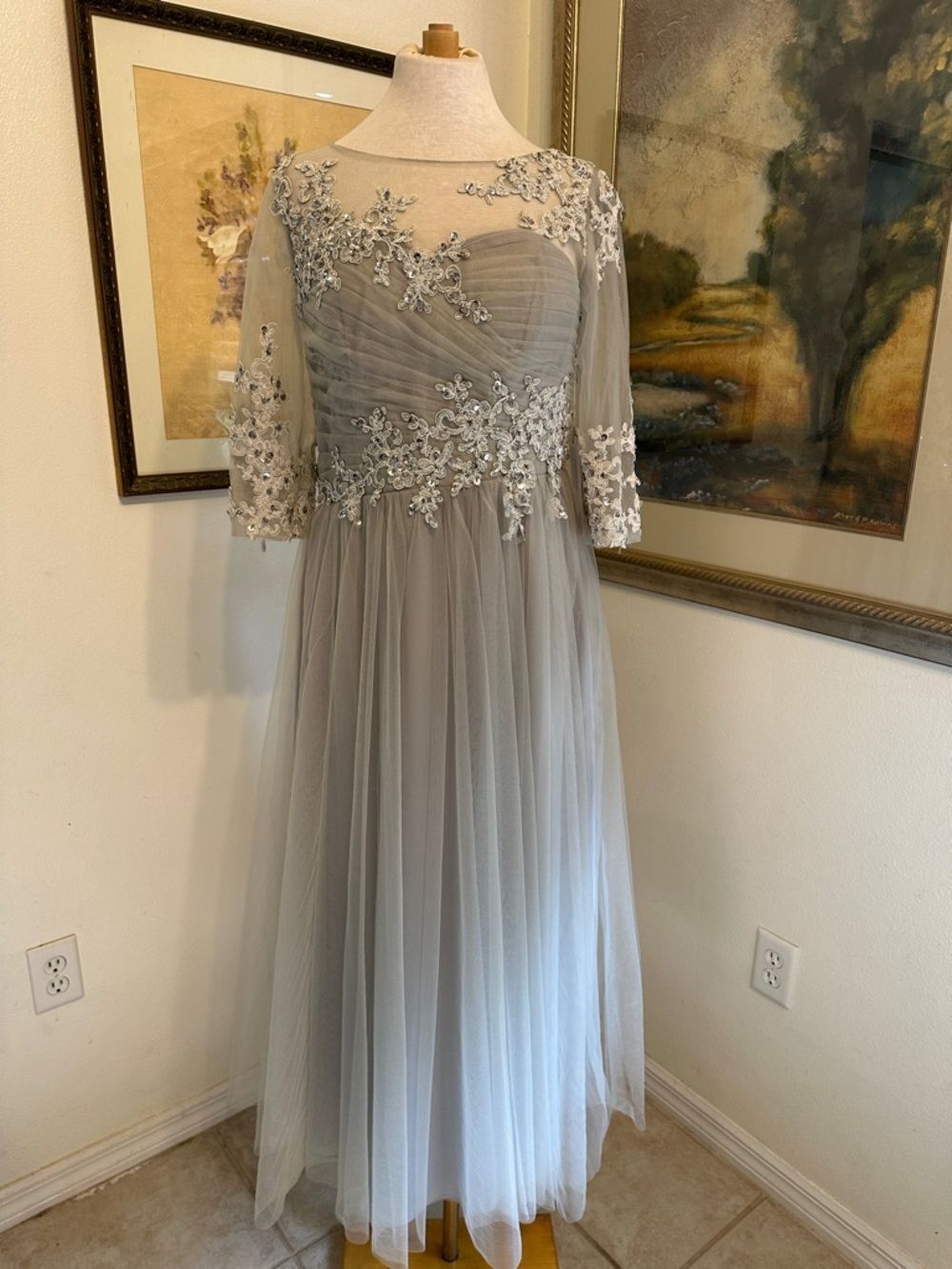 NWTâJJâs House Custom Elegant Silver-Gray Lace AppliquĂ© Evening Gown Size 6-8